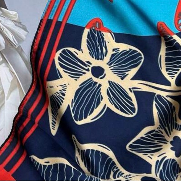 FASHIONABLE SCARF!❤️💙 - Picture 3 of 7